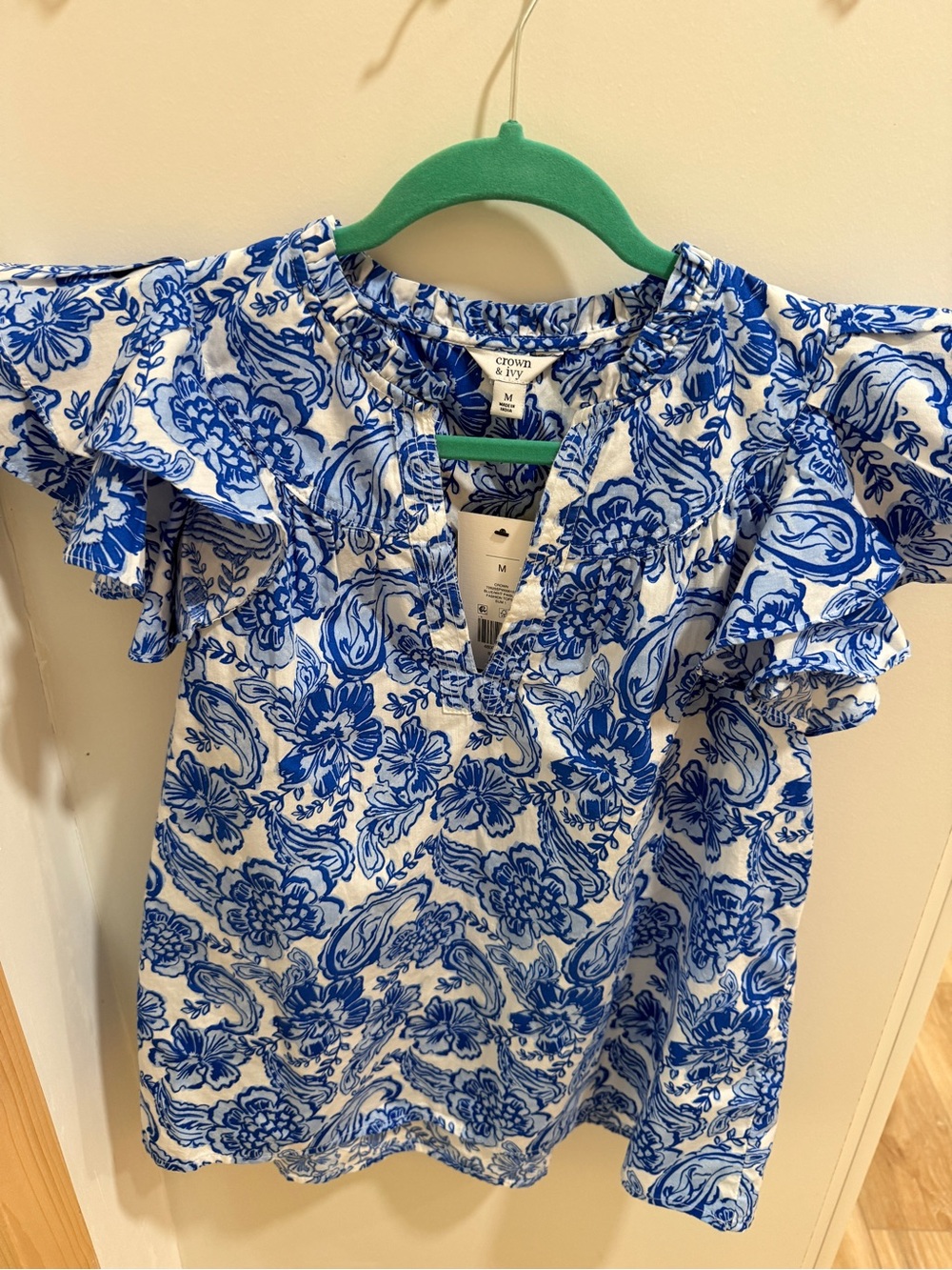crown & ivy Blue and White Floral Flutter Sleeve woman’s  Top size med nwt